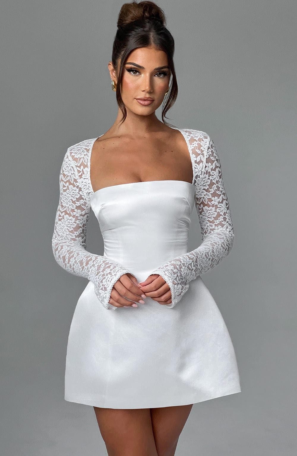 VESTIDO MINI COM DECOTE RETO E MANGAS EM RENDA - SANSA