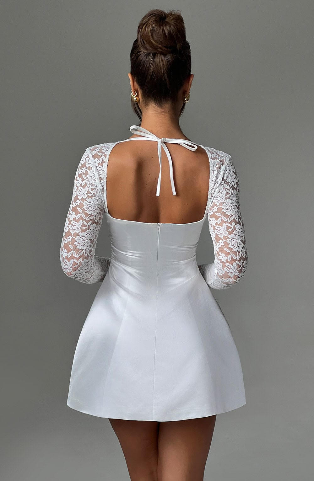 VESTIDO MINI COM DECOTE RETO E MANGAS EM RENDA - SANSA
