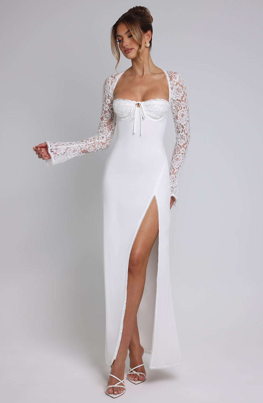 VESTIDO LONGO COM FENDA LATERAL E MANGAS EM RENDA - BRIENNE