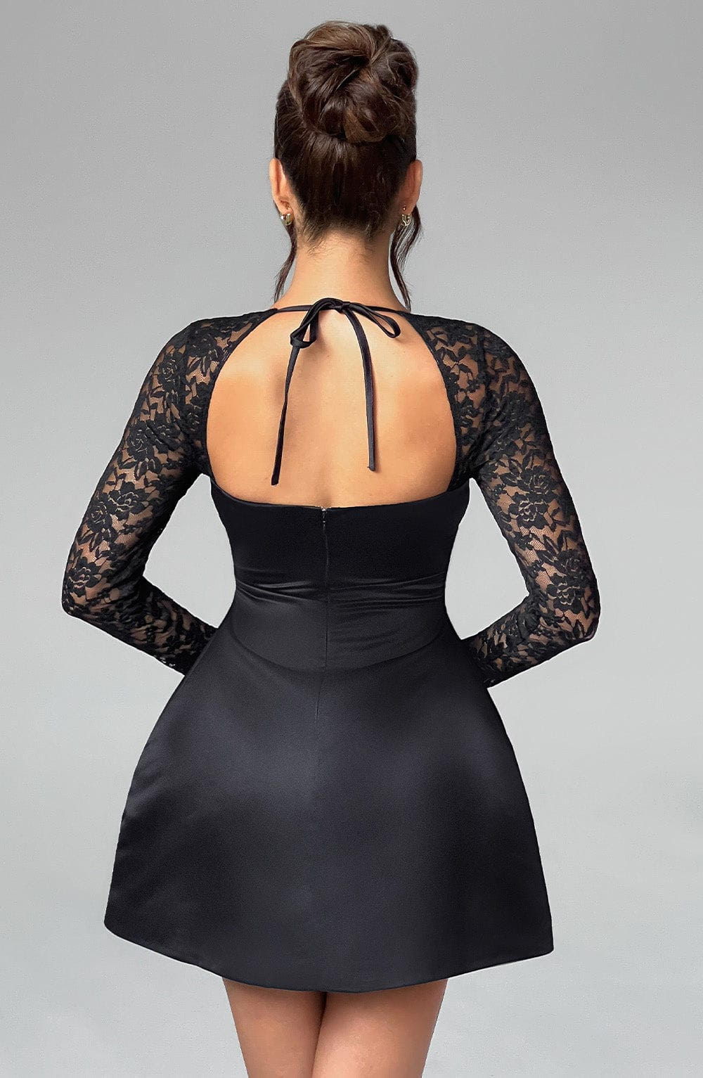 VESTIDO MINI COM DECOTE RETO E MANGAS EM RENDA - SANSA