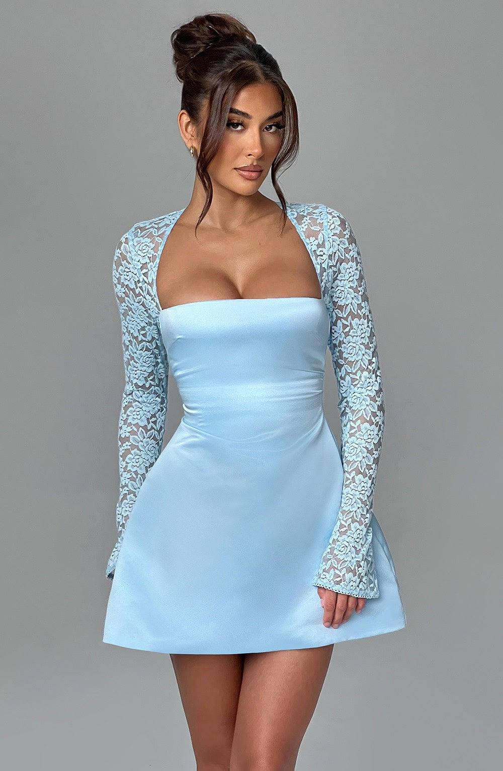 VESTIDO MINI COM DECOTE RETO E MANGAS EM RENDA - SANSA