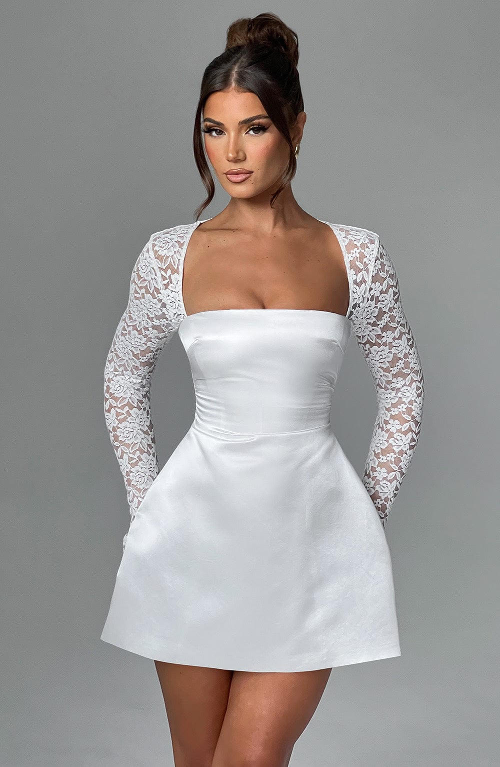 VESTIDO MINI COM DECOTE RETO E MANGAS EM RENDA - SANSA