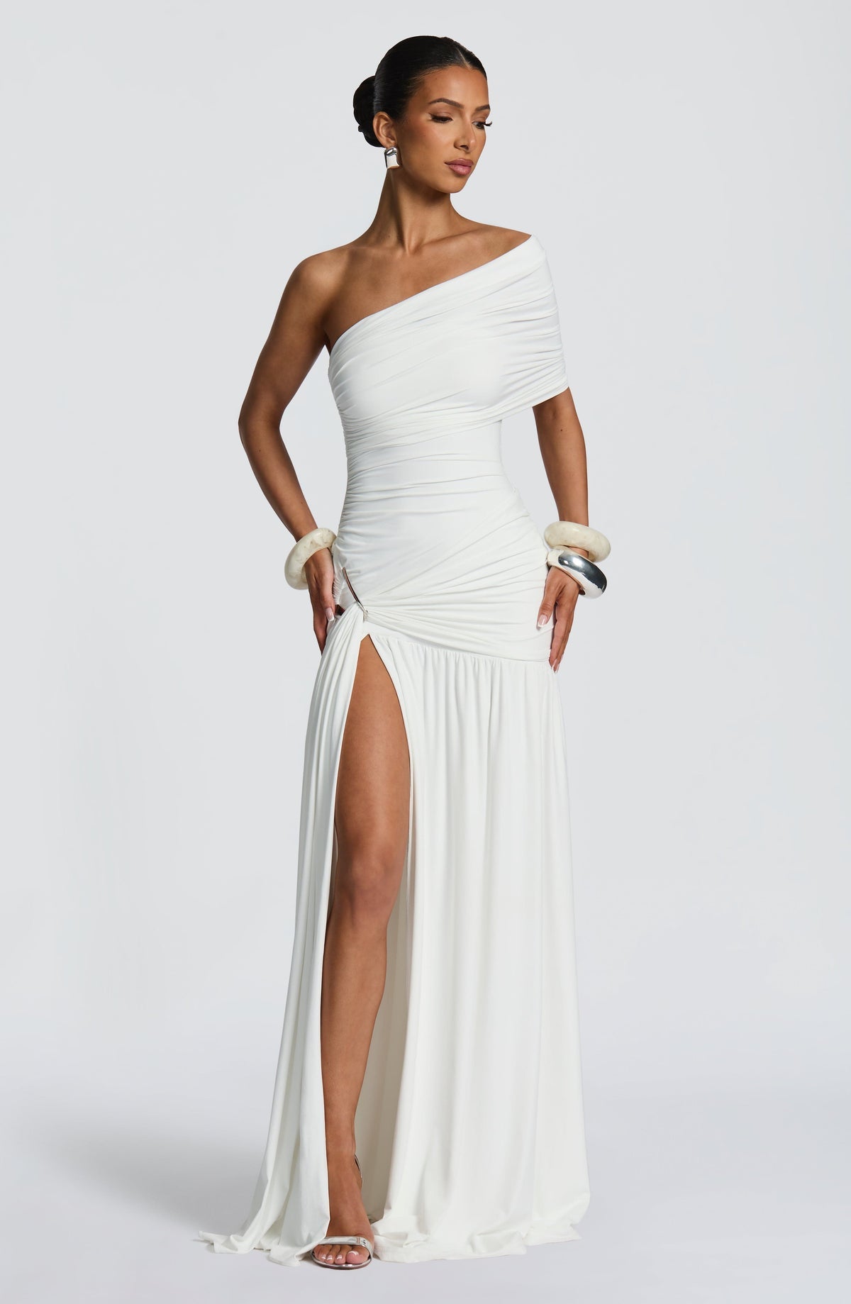 VESTIDO LONGO COM DECOTE A OMBRO E FENDA LATERAL - OVER