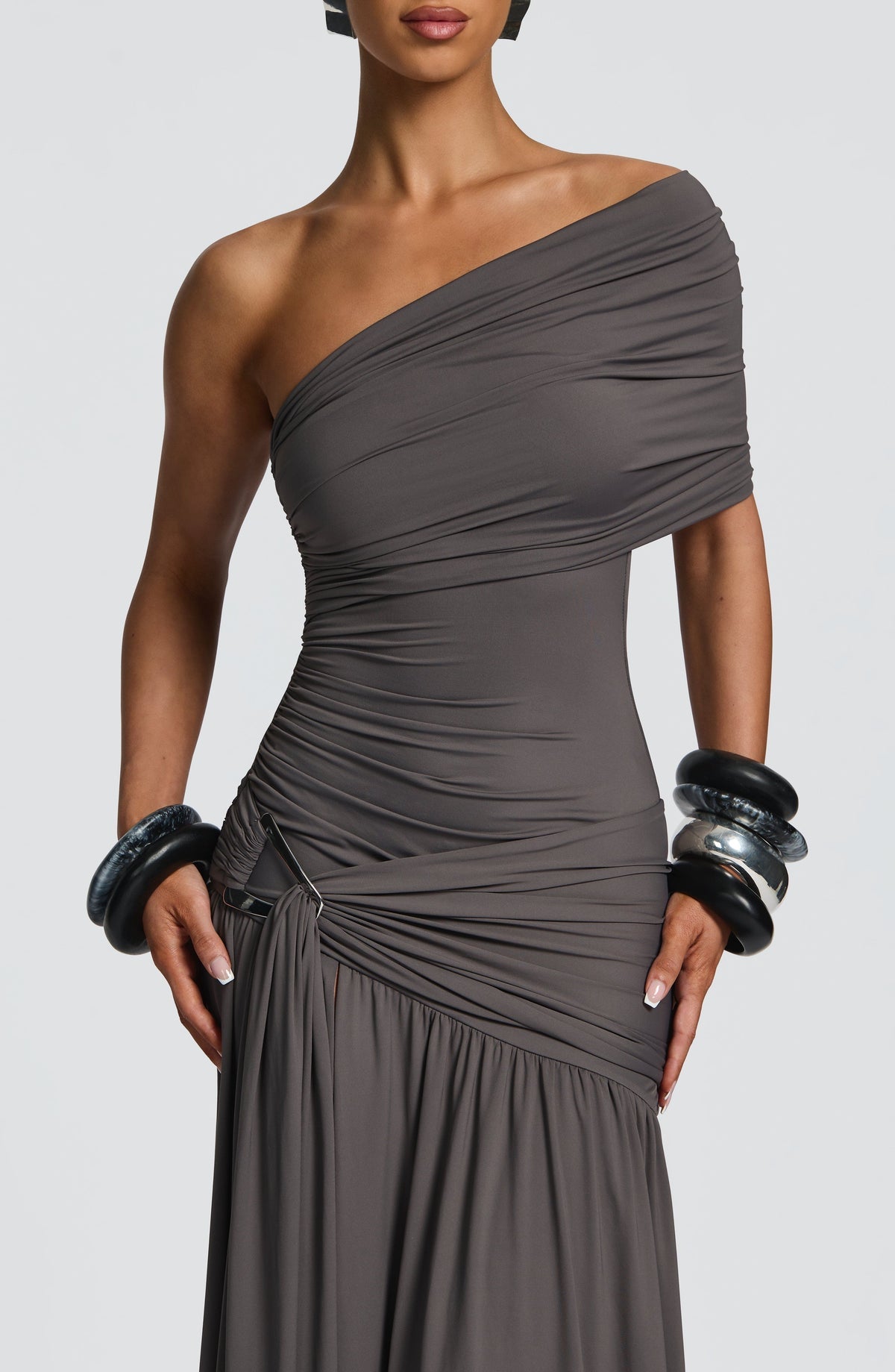 VESTIDO LONGO COM DECOTE A OMBRO E FENDA LATERAL - OVER