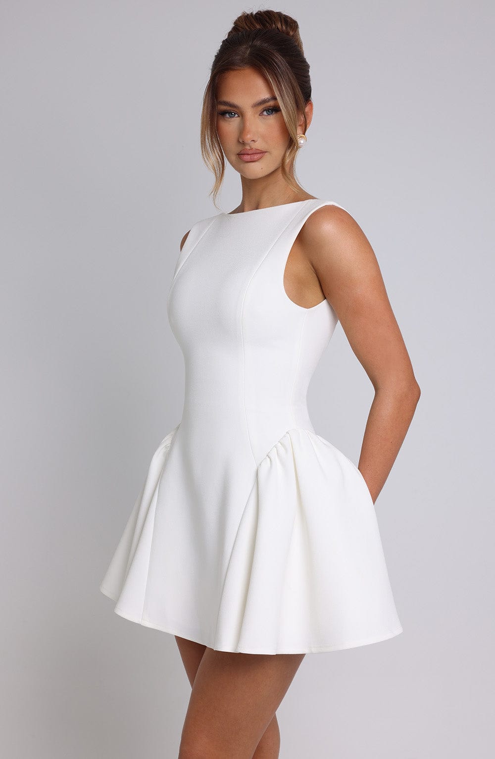 VESTIDO MINI BUFANTE COM DECOTE NAS COSTAS - REBECA