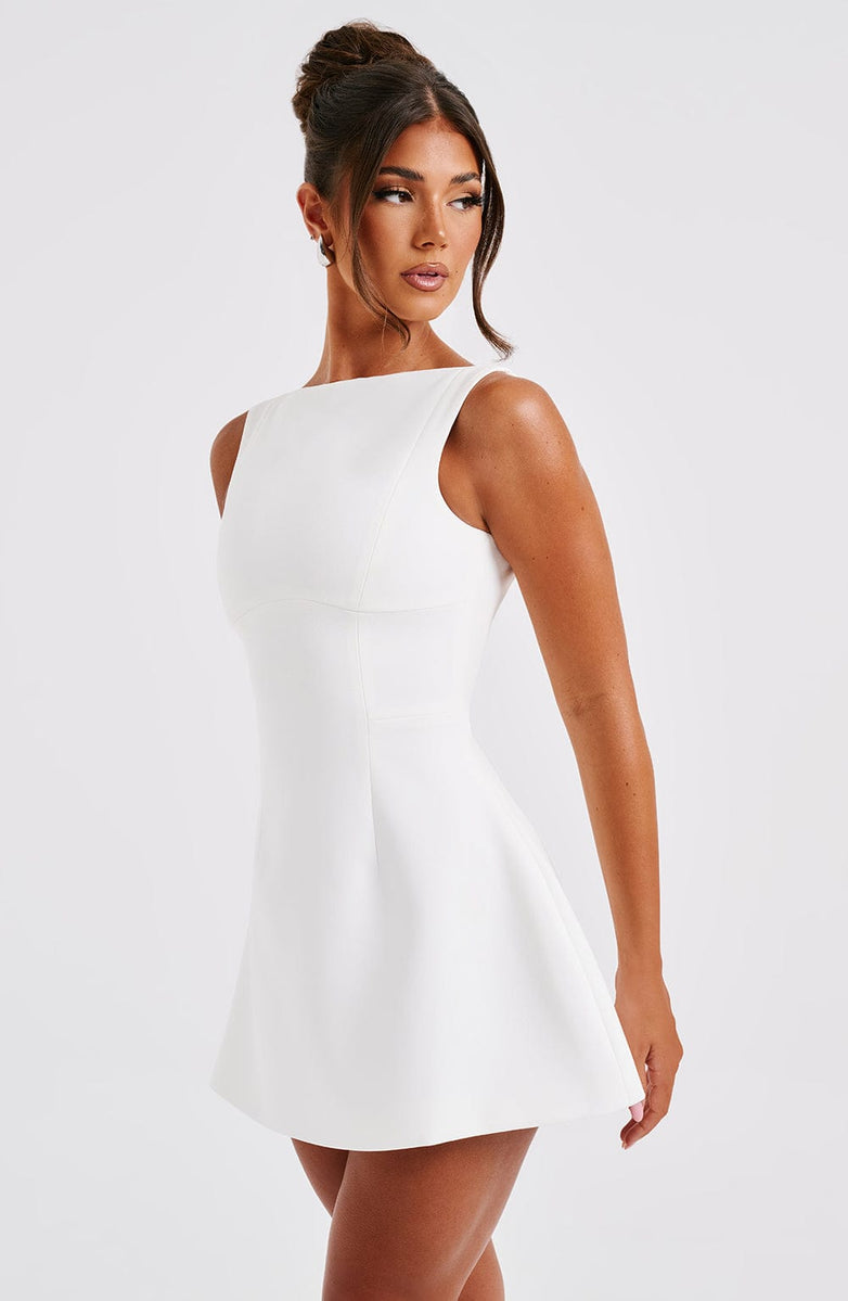 VESTIDO MINI COM ALÇAS E DECOTE NAS COSTAS - BELLA