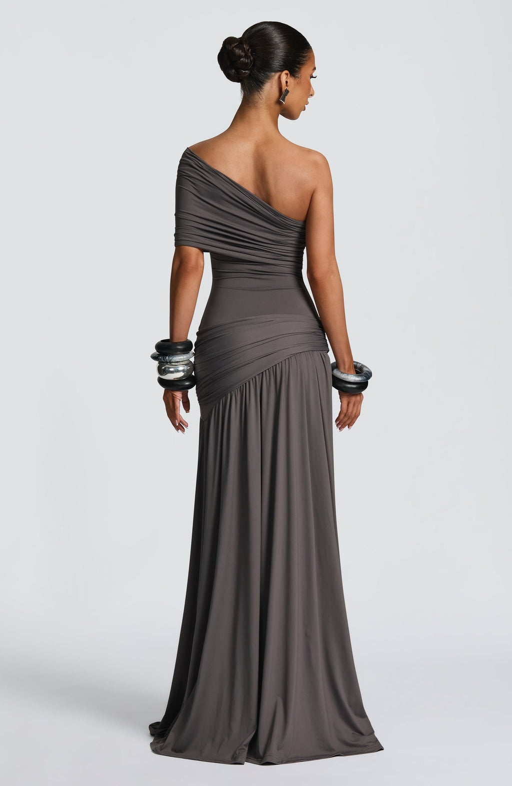 VESTIDO LONGO COM DECOTE A OMBRO E FENDA LATERAL - OVER