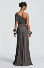 VESTIDO LONGO COM DECOTE A OMBRO E FENDA LATERAL - OVER