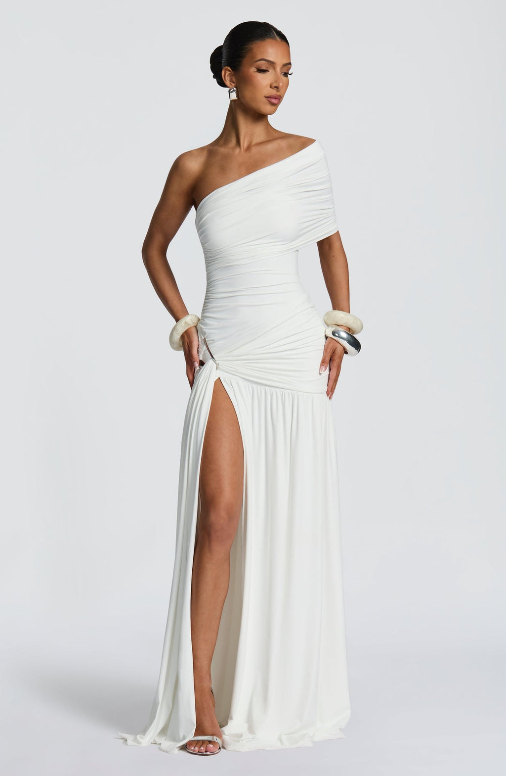 VESTIDO LONGO COM DECOTE A OMBRO E FENDA LATERAL - OVER