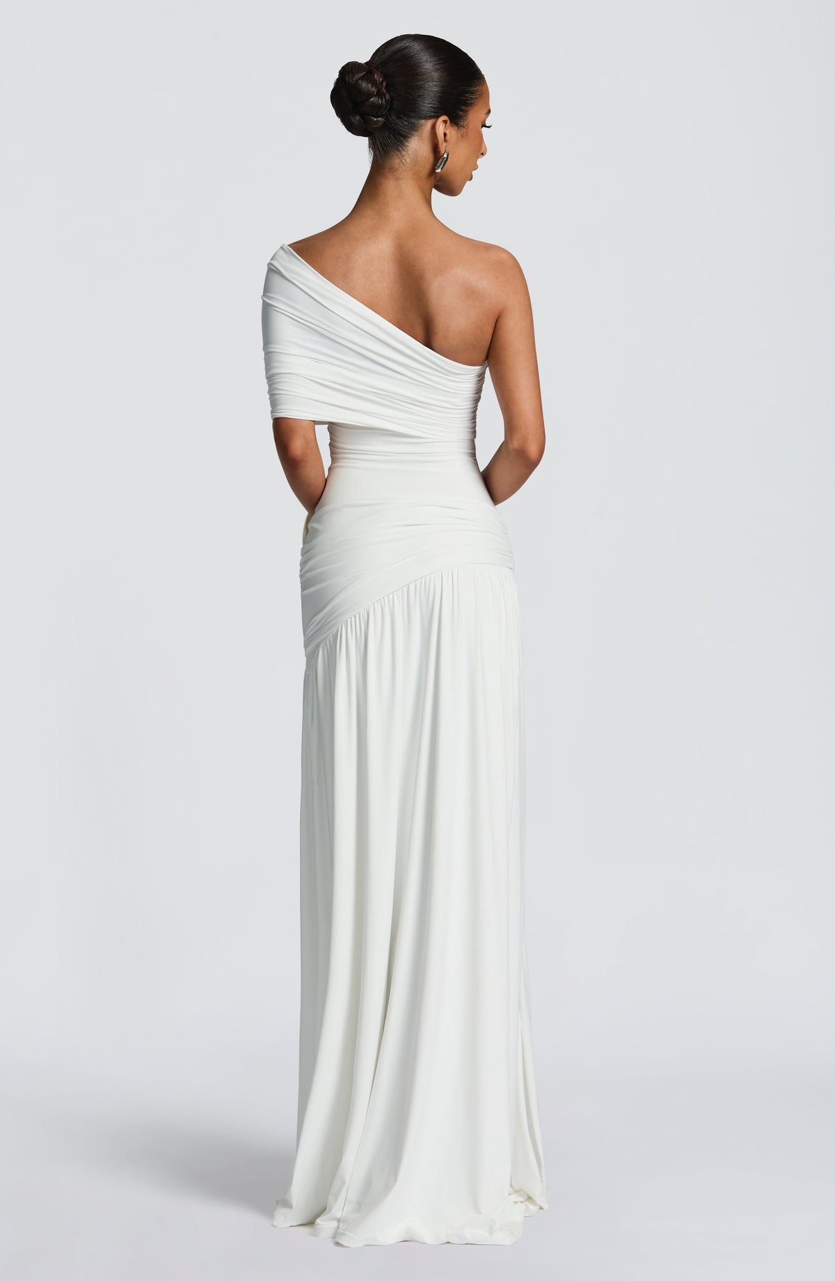 VESTIDO LONGO COM DECOTE A OMBRO E FENDA LATERAL - OVER