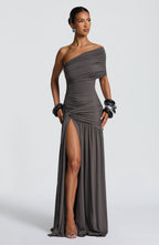 VESTIDO LONGO COM DECOTE A OMBRO E FENDA LATERAL - OVER