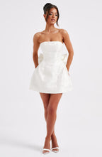VESTIDO MINI COM DECOTE RETO E LAÇO NAS COSTAS - MARIAH