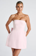 VESTIDO MINI COM DECOTE RETO E LAÇO NAS COSTAS - AMORA