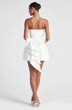 VESTIDO MINI COM DECOTE RETO E LAÇO NAS COSTAS - AMORA