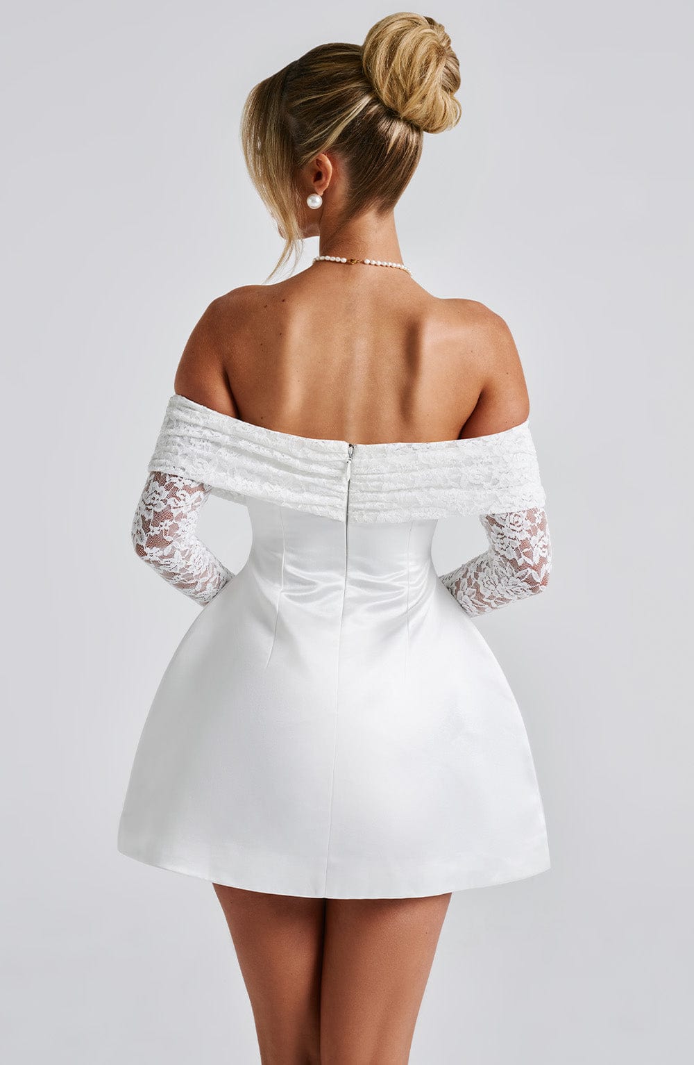 VESTIDO MINI COM DECOTE RETO E MANGAS EM RENDA - JOANA - Use Viviena